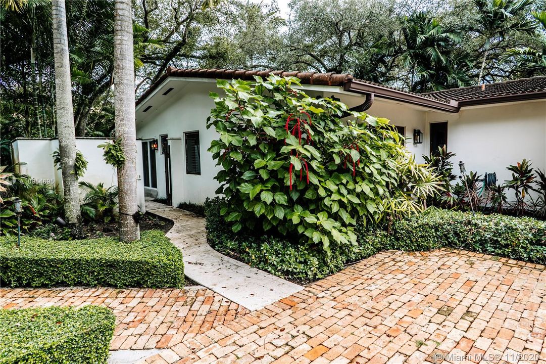 Vendido Recientemente: $2,095,000 (5 camas, 5 baños, 5475 Pies cuadrados)