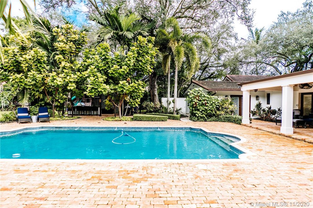 Vendido Recientemente: $2,095,000 (5 camas, 5 baños, 5475 Pies cuadrados)