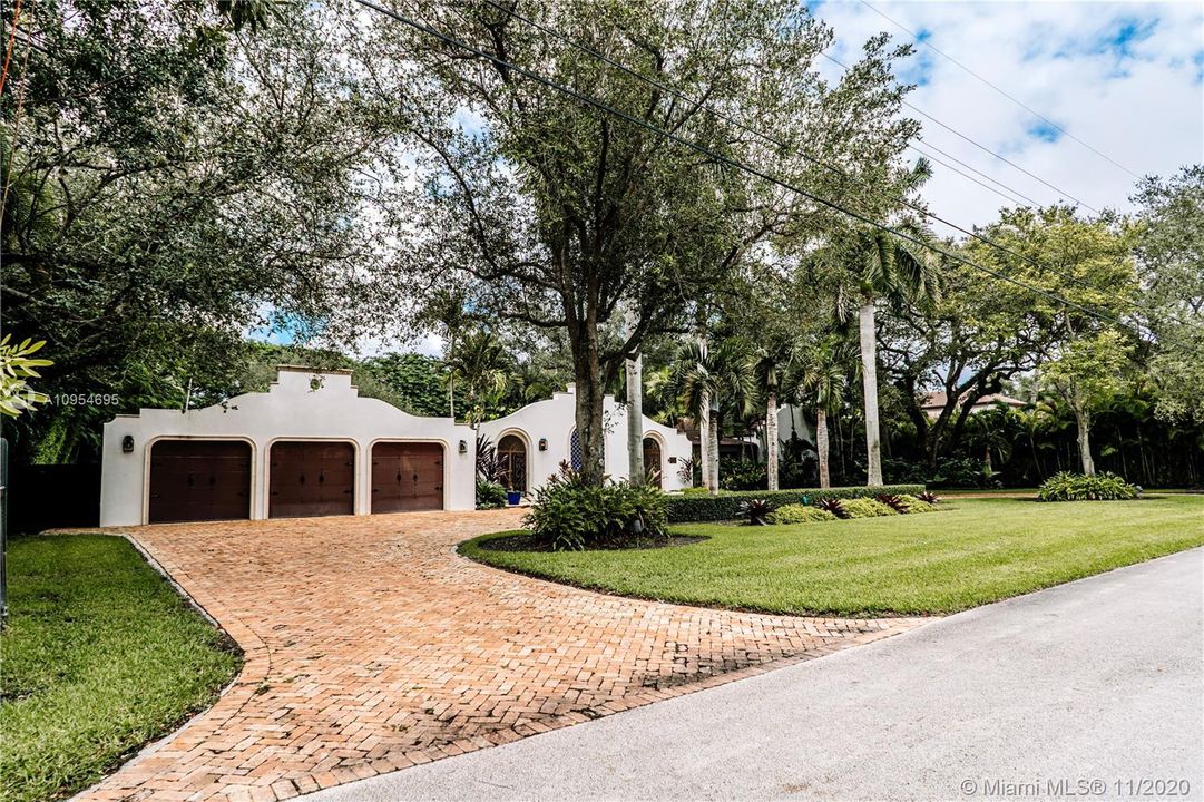 Vendido Recientemente: $2,095,000 (5 camas, 5 baños, 5475 Pies cuadrados)