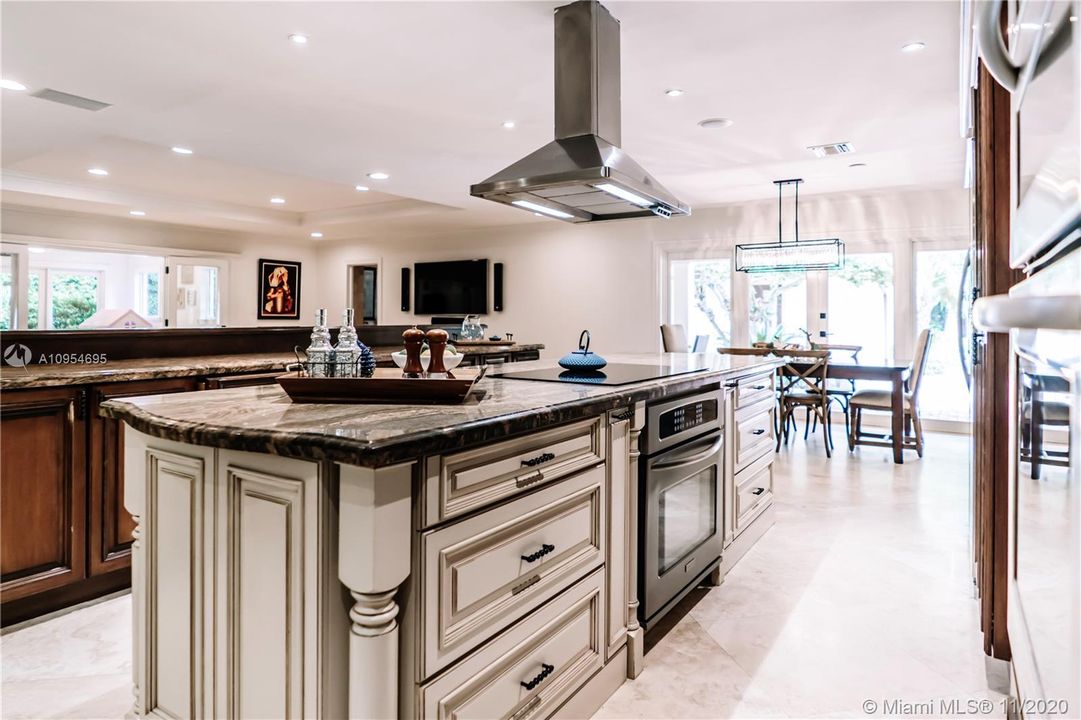 Vendido Recientemente: $2,095,000 (5 camas, 5 baños, 5475 Pies cuadrados)