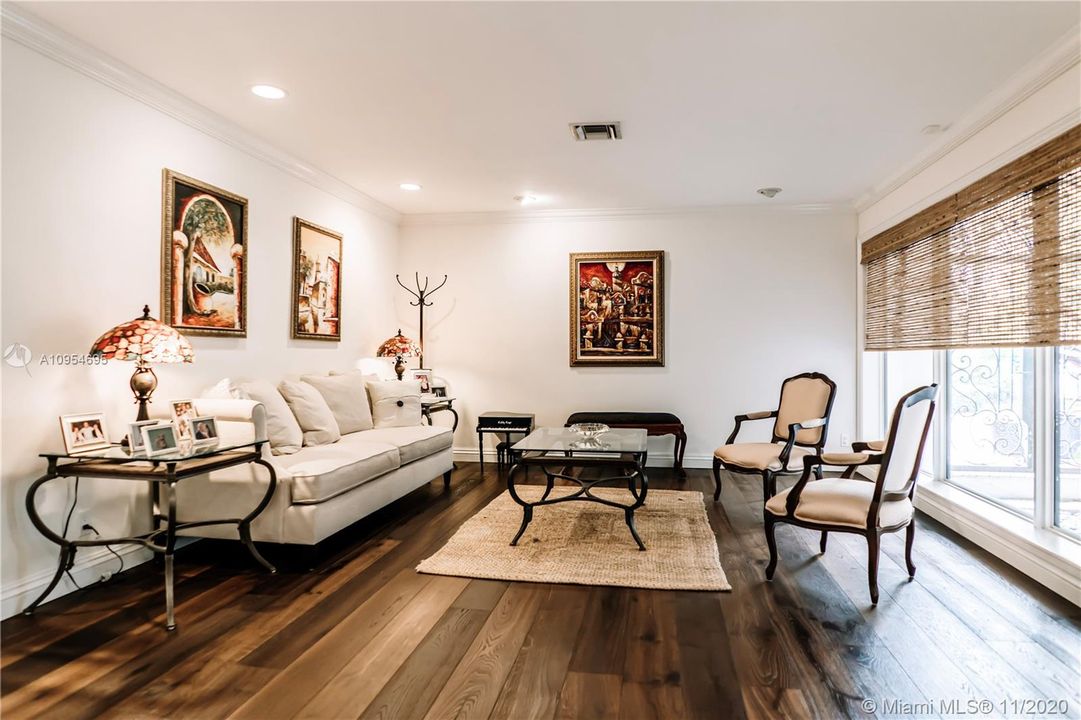 Vendido Recientemente: $2,095,000 (5 camas, 5 baños, 5475 Pies cuadrados)