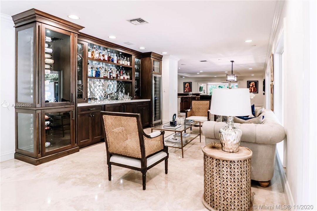 Vendido Recientemente: $2,095,000 (5 camas, 5 baños, 5475 Pies cuadrados)