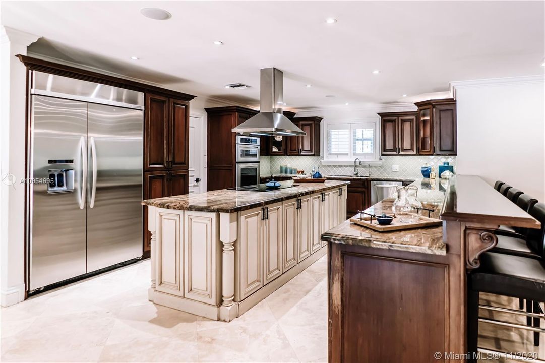 Vendido Recientemente: $2,095,000 (5 camas, 5 baños, 5475 Pies cuadrados)