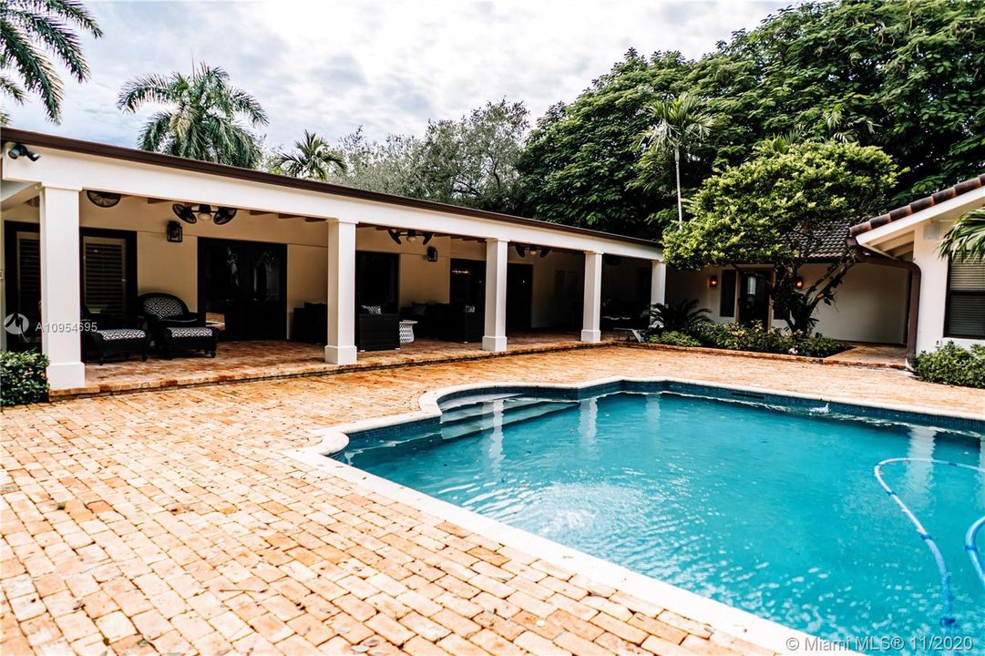 Vendido Recientemente: $2,095,000 (5 camas, 5 baños, 5475 Pies cuadrados)