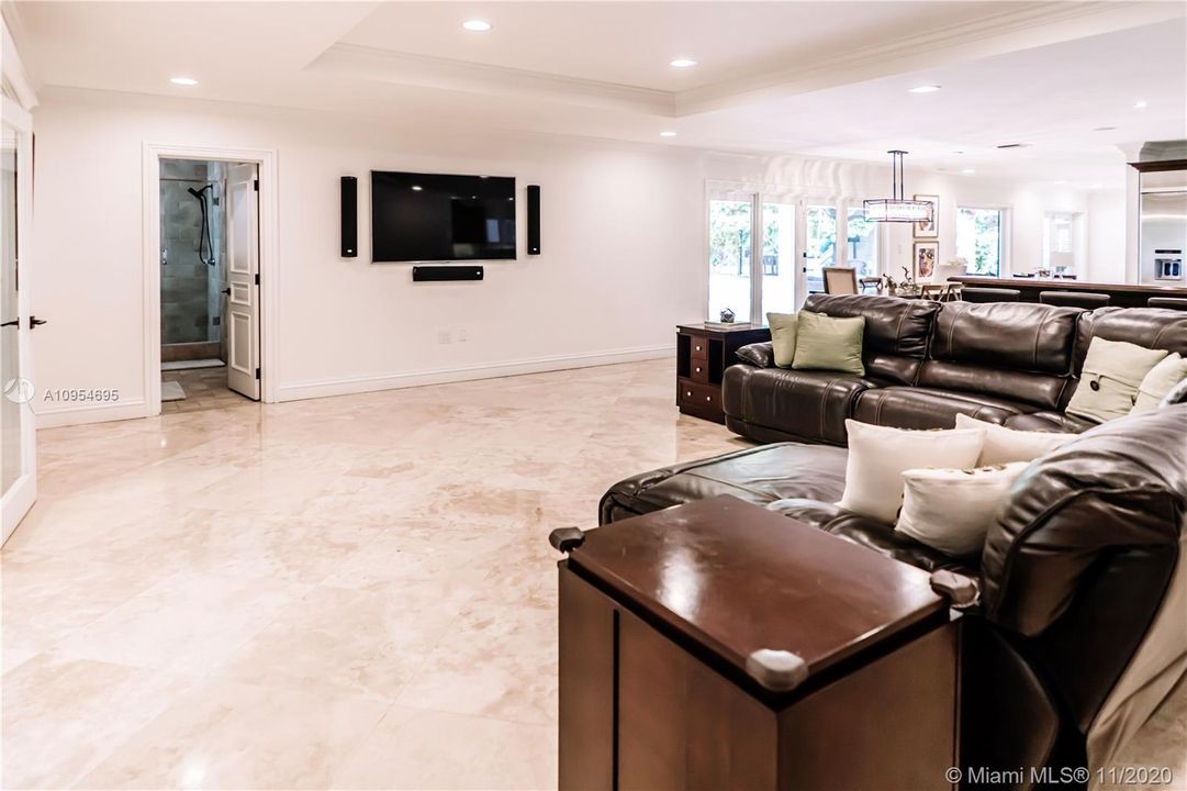 Vendido Recientemente: $2,095,000 (5 camas, 5 baños, 5475 Pies cuadrados)