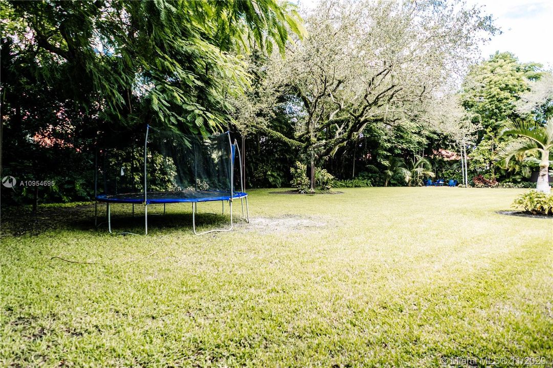 Vendido Recientemente: $2,095,000 (5 camas, 5 baños, 5475 Pies cuadrados)