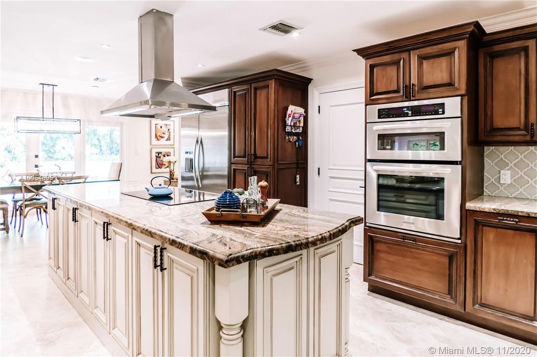 Vendido Recientemente: $2,095,000 (5 camas, 5 baños, 5475 Pies cuadrados)