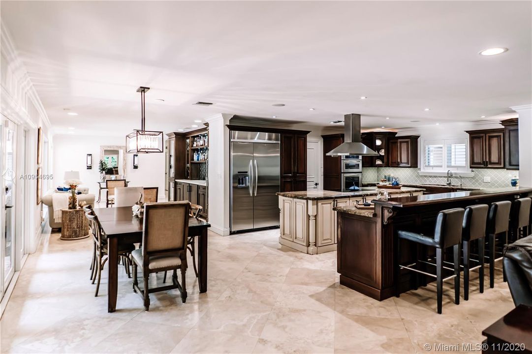 Vendido Recientemente: $2,095,000 (5 camas, 5 baños, 5475 Pies cuadrados)