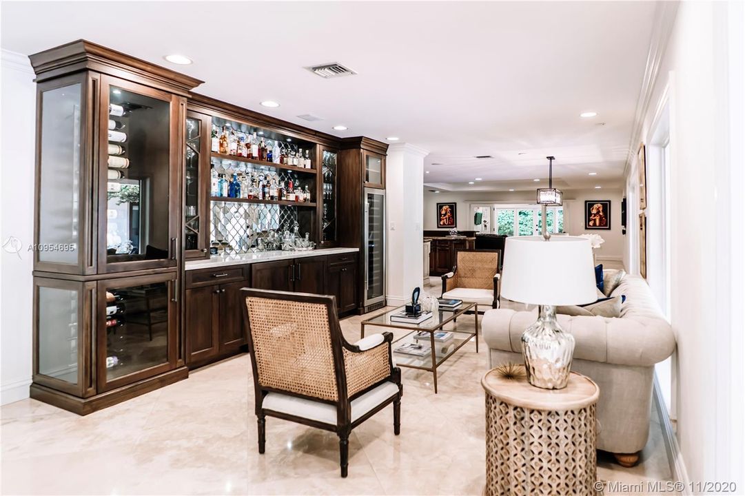 Vendido Recientemente: $2,095,000 (5 camas, 5 baños, 5475 Pies cuadrados)