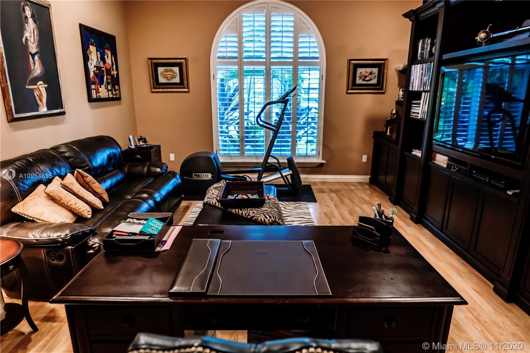 Vendido Recientemente: $2,095,000 (5 camas, 5 baños, 5475 Pies cuadrados)