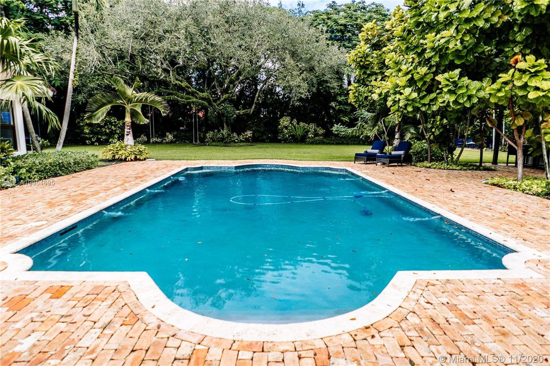 Vendido Recientemente: $2,095,000 (5 camas, 5 baños, 5475 Pies cuadrados)