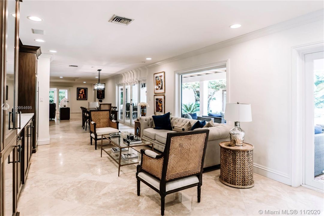 Vendido Recientemente: $2,095,000 (5 camas, 5 baños, 5475 Pies cuadrados)