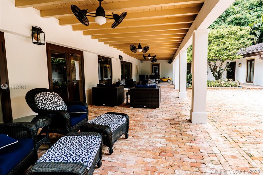 Vendido Recientemente: $2,095,000 (5 camas, 5 baños, 5475 Pies cuadrados)