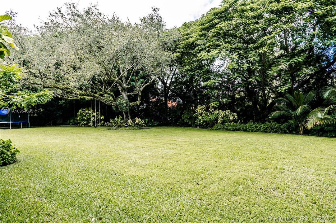 Vendido Recientemente: $2,095,000 (5 camas, 5 baños, 5475 Pies cuadrados)