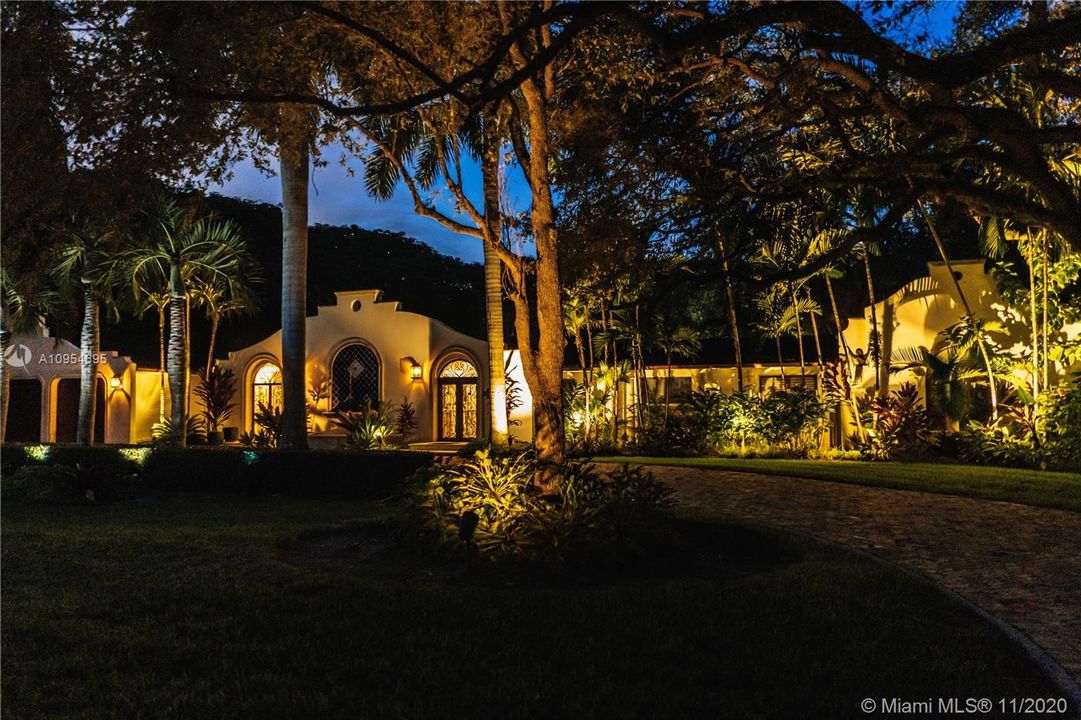 Vendido Recientemente: $2,095,000 (5 camas, 5 baños, 5475 Pies cuadrados)