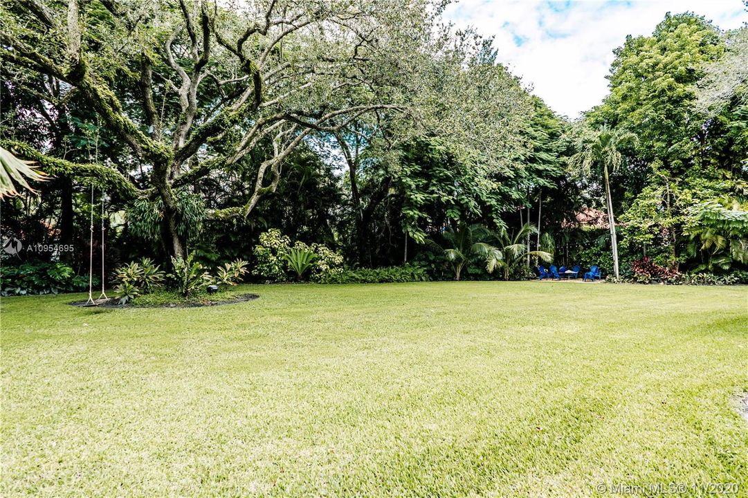 Vendido Recientemente: $2,095,000 (5 camas, 5 baños, 5475 Pies cuadrados)