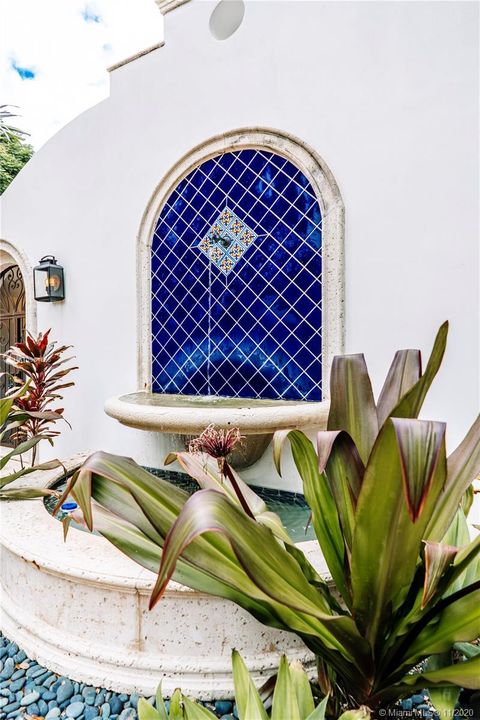 Vendido Recientemente: $2,095,000 (5 camas, 5 baños, 5475 Pies cuadrados)