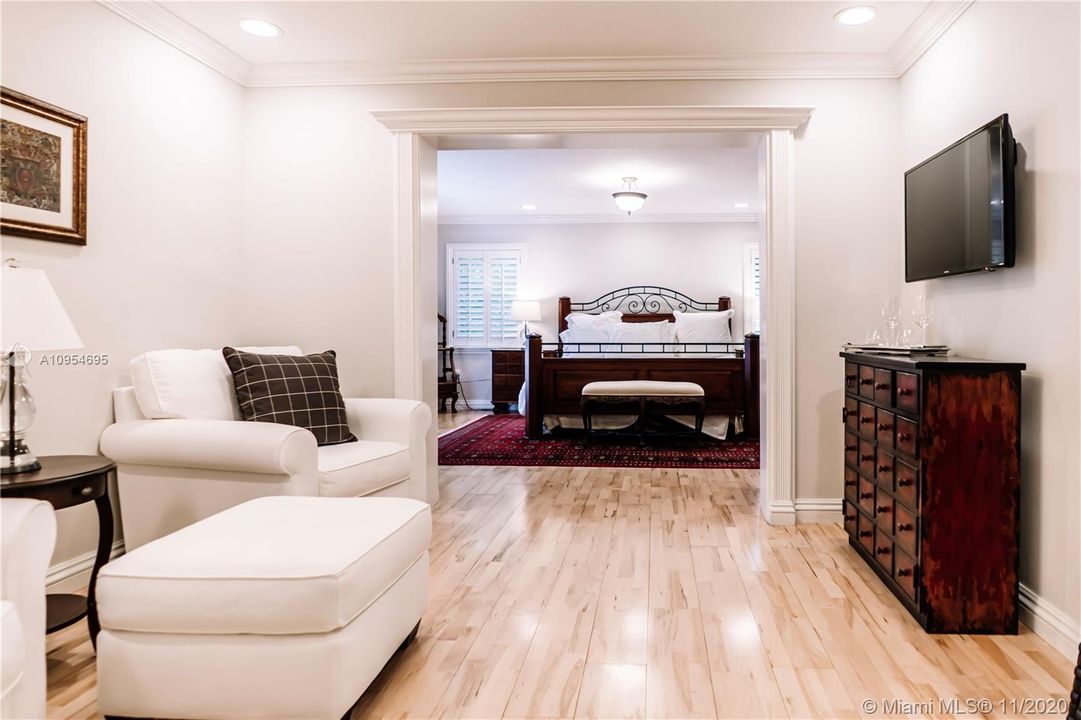 Vendido Recientemente: $2,095,000 (5 camas, 5 baños, 5475 Pies cuadrados)