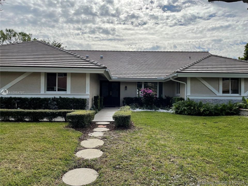 Vendido Recientemente: $969,999 (5 camas, 3 baños, 3220 Pies cuadrados)