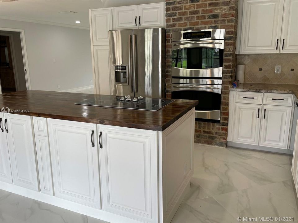 Vendido Recientemente: $969,999 (5 camas, 3 baños, 3220 Pies cuadrados)