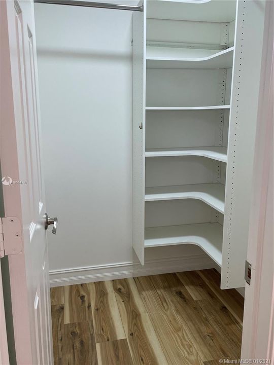 Vendido Recientemente: $969,999 (5 camas, 3 baños, 3220 Pies cuadrados)