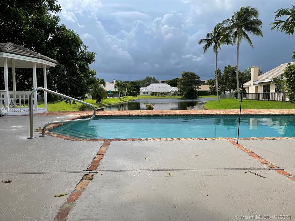 Vendido Recientemente: $969,999 (5 camas, 3 baños, 3220 Pies cuadrados)