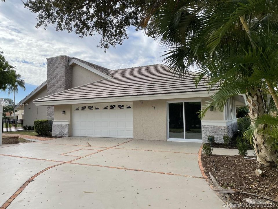 Vendido Recientemente: $969,999 (5 camas, 3 baños, 3220 Pies cuadrados)