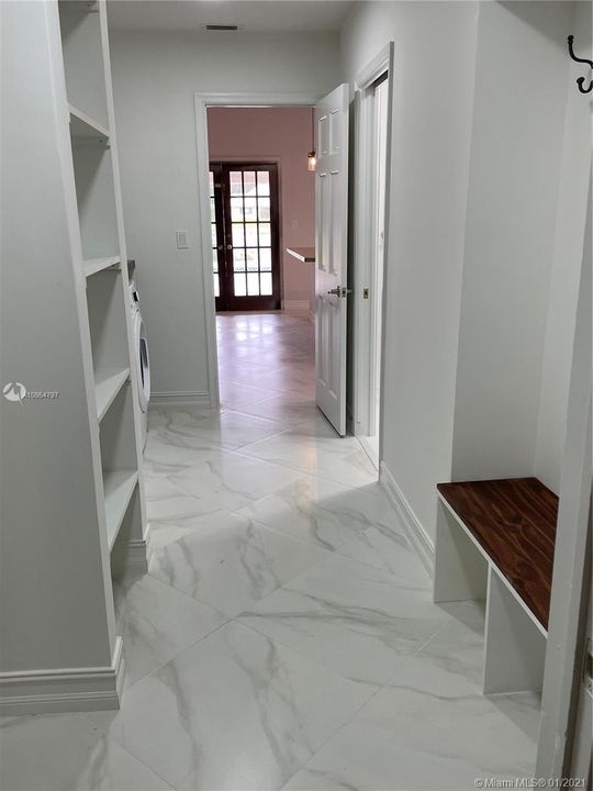 Vendido Recientemente: $969,999 (5 camas, 3 baños, 3220 Pies cuadrados)