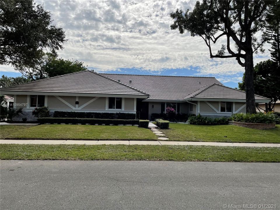 Vendido Recientemente: $969,999 (5 camas, 3 baños, 3220 Pies cuadrados)