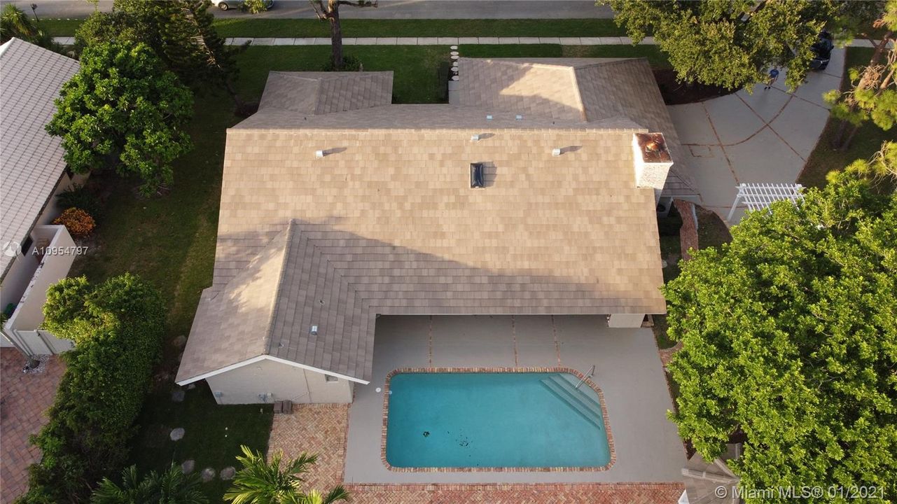 Vendido Recientemente: $969,999 (5 camas, 3 baños, 3220 Pies cuadrados)