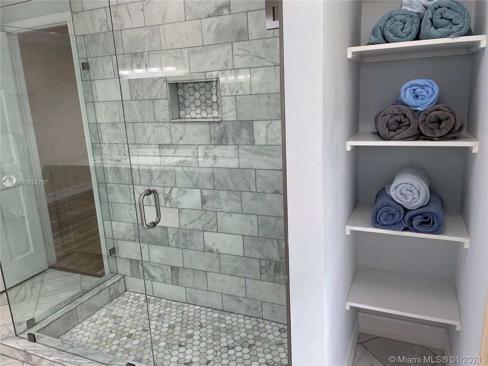 Vendido Recientemente: $969,999 (5 camas, 3 baños, 3220 Pies cuadrados)