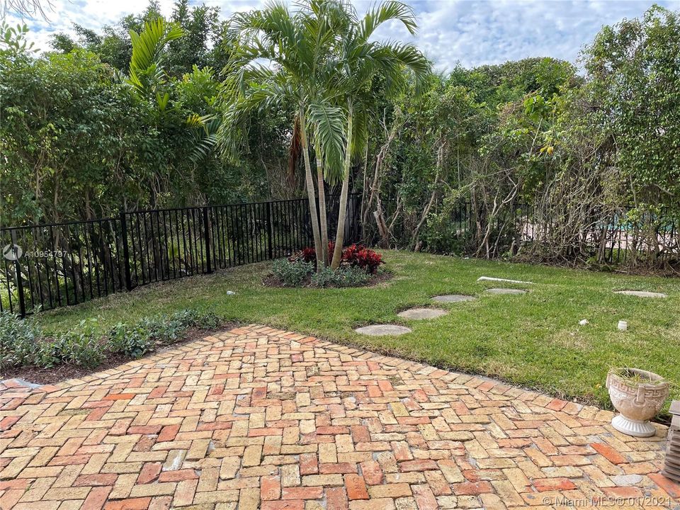Vendido Recientemente: $969,999 (5 camas, 3 baños, 3220 Pies cuadrados)