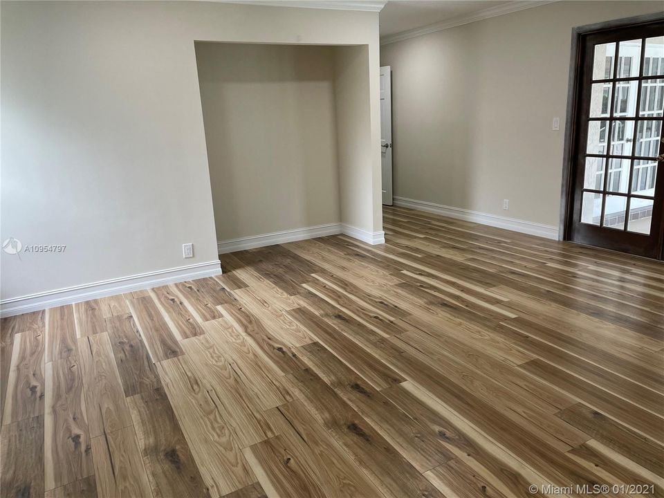 Vendido Recientemente: $969,999 (5 camas, 3 baños, 3220 Pies cuadrados)