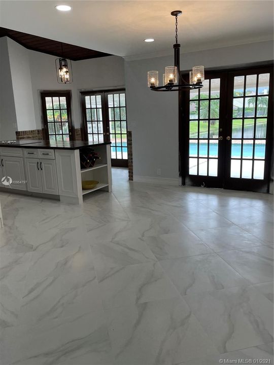 Vendido Recientemente: $969,999 (5 camas, 3 baños, 3220 Pies cuadrados)