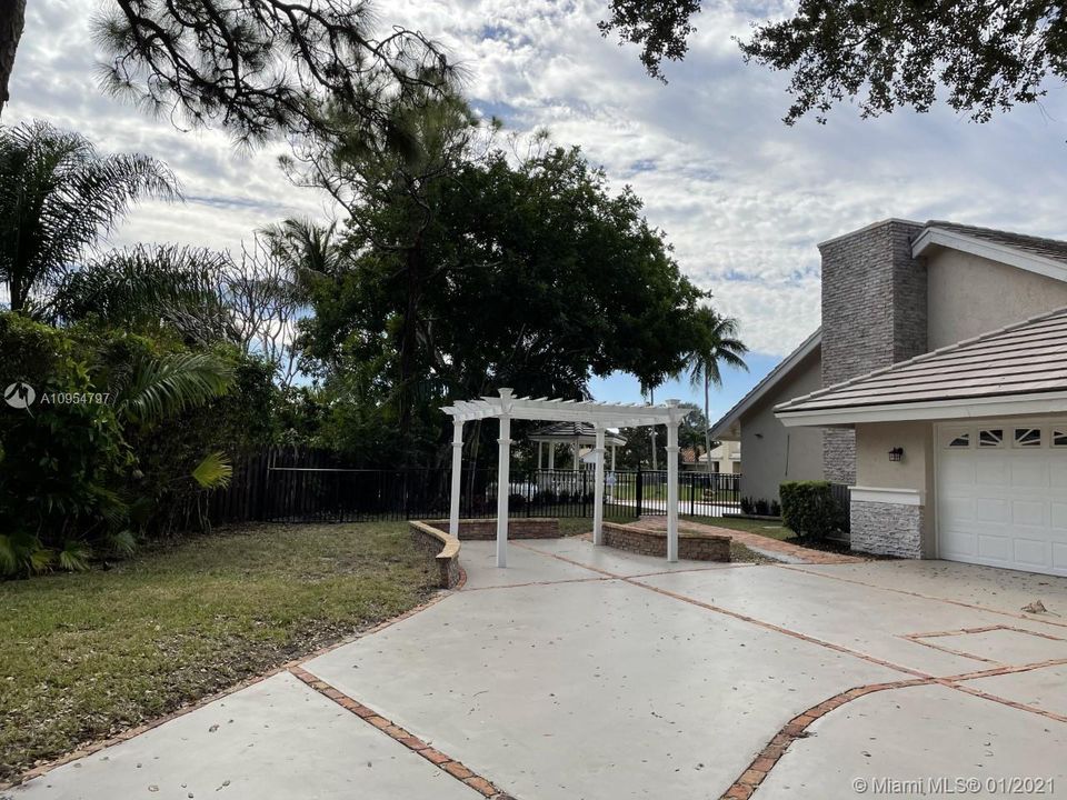 Vendido Recientemente: $969,999 (5 camas, 3 baños, 3220 Pies cuadrados)