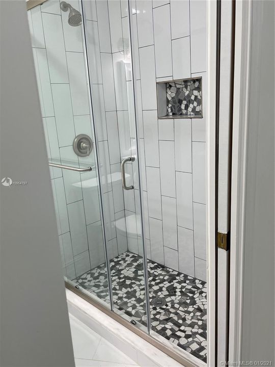 Vendido Recientemente: $969,999 (5 camas, 3 baños, 3220 Pies cuadrados)