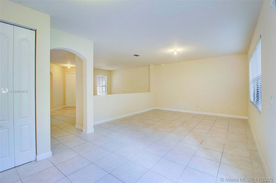 最近售出: $425,000 (5 贝兹, 3 浴室, 2832 平方英尺)