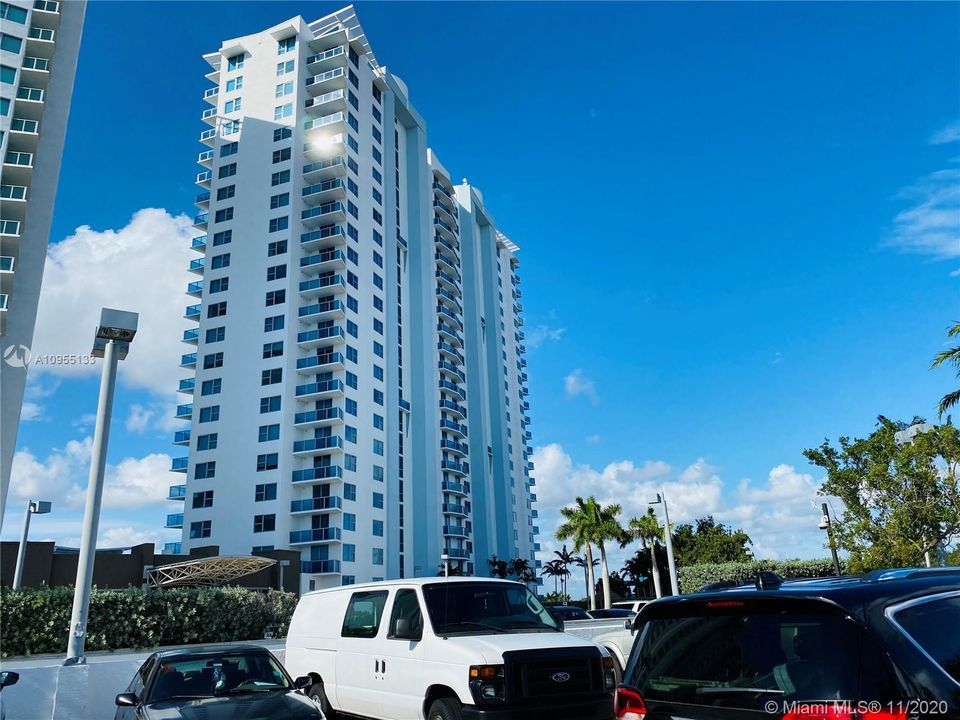 Recently Rented: $2,100 (2 beds, 2 baths, 1165 Square Feet)
