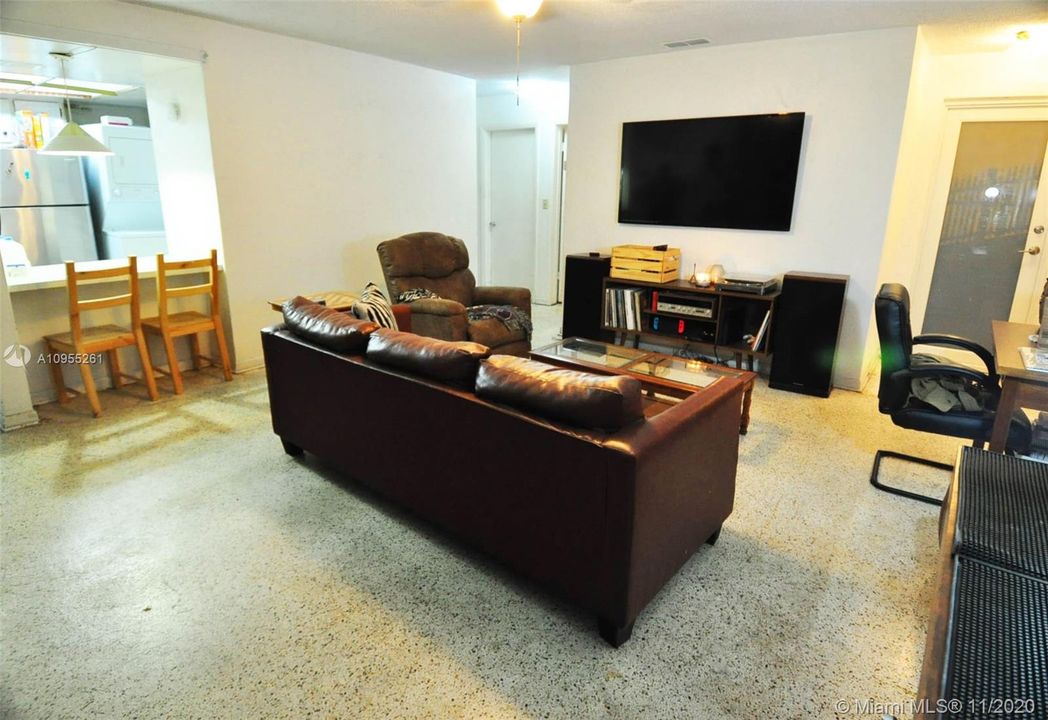 Recently Sold: $254,900 (2 beds, 1 baths, 952 Square Feet)