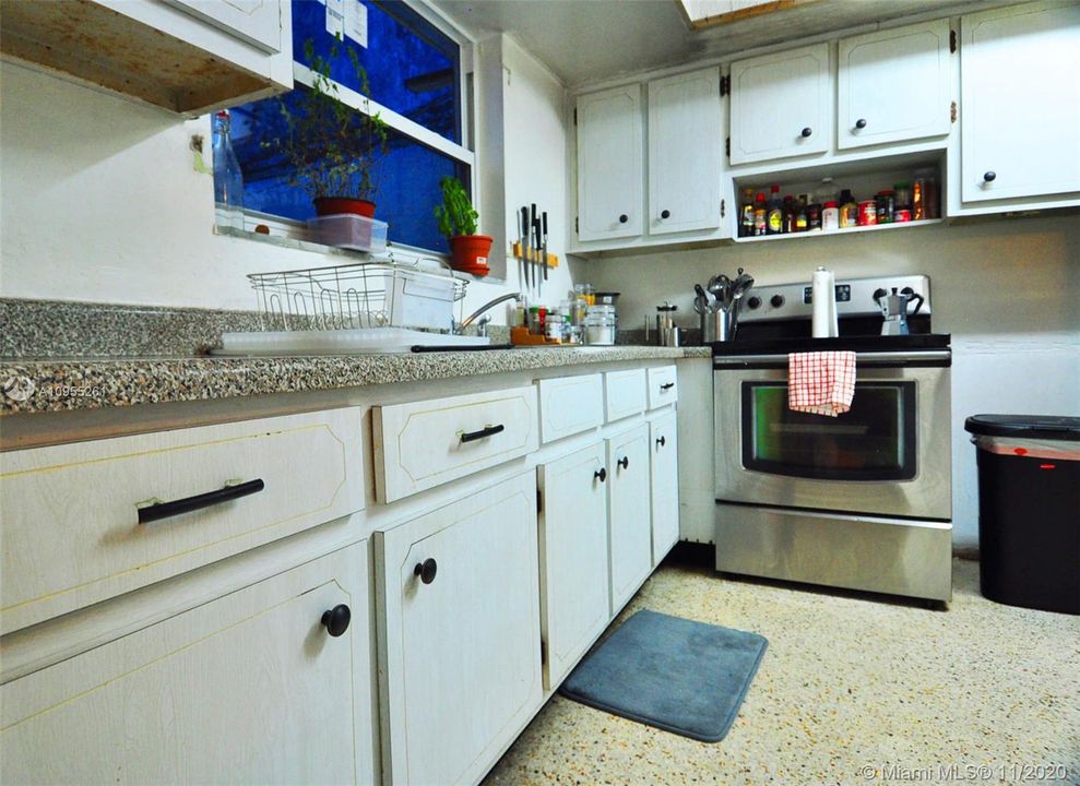 Recently Sold: $254,900 (2 beds, 1 baths, 952 Square Feet)