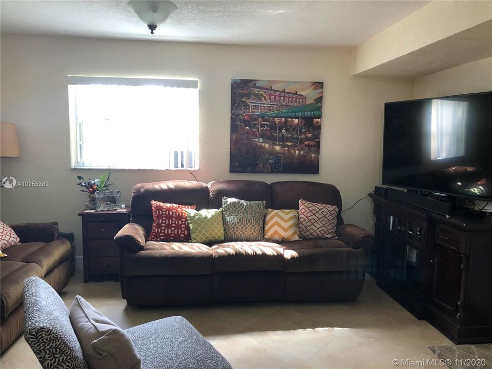 Recently Sold: $200,000 (2 beds, 1 baths, 896 Square Feet)