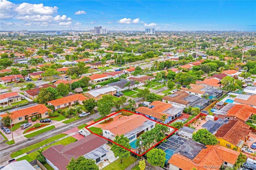 Недавно продано: $550,000 (4 спален, 3 ванн, 2356 Квадратных фут)
