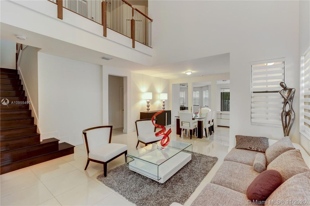Vendido Recientemente: $585,000 (4 camas, 4 baños, 2878 Pies cuadrados)