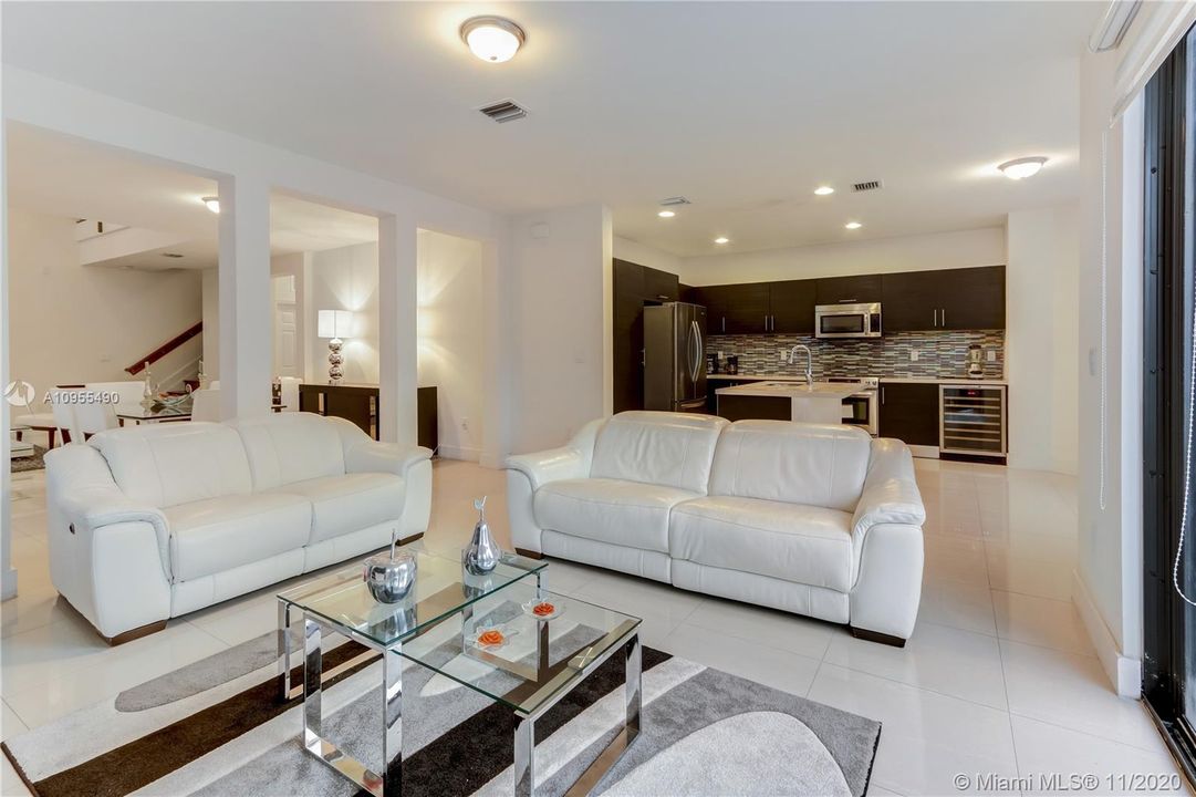 Vendido Recientemente: $585,000 (4 camas, 4 baños, 2878 Pies cuadrados)