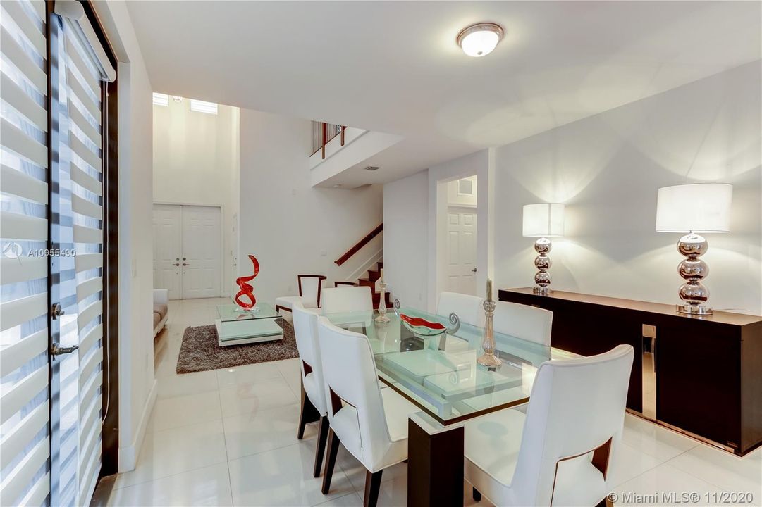 Vendido Recientemente: $585,000 (4 camas, 4 baños, 2878 Pies cuadrados)