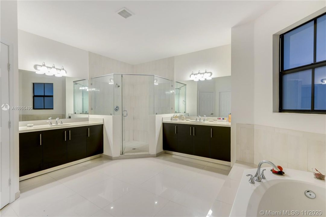 Vendido Recientemente: $585,000 (4 camas, 4 baños, 2878 Pies cuadrados)