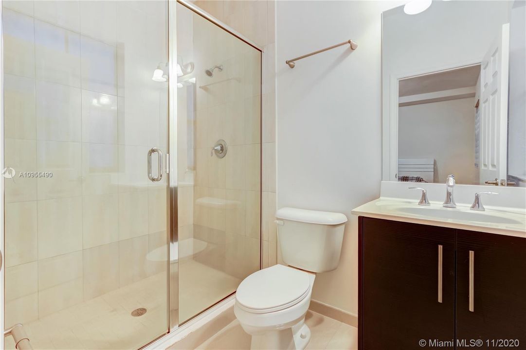 Vendido Recientemente: $585,000 (4 camas, 4 baños, 2878 Pies cuadrados)
