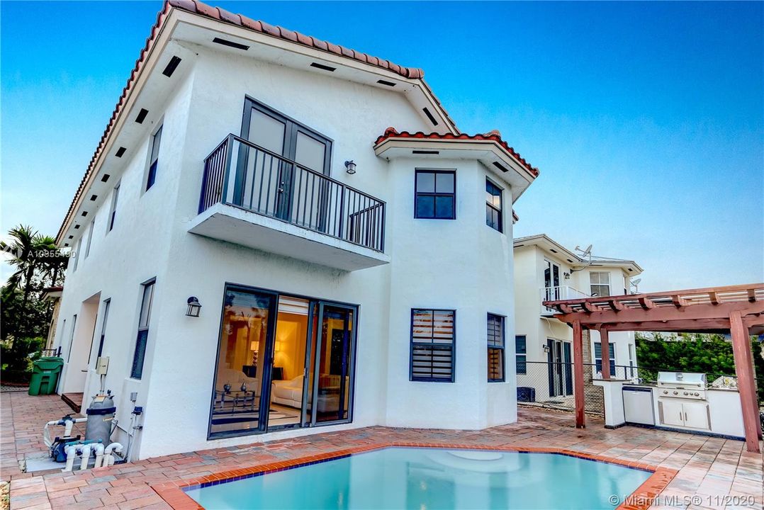 Vendido Recientemente: $585,000 (4 camas, 4 baños, 2878 Pies cuadrados)
