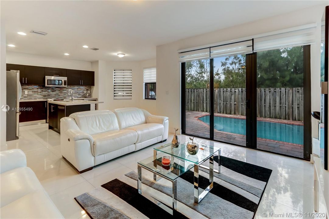 Vendido Recientemente: $585,000 (4 camas, 4 baños, 2878 Pies cuadrados)