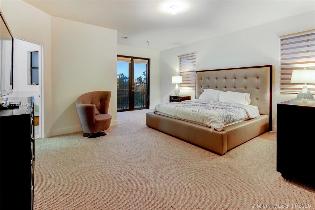 Vendido Recientemente: $585,000 (4 camas, 4 baños, 2878 Pies cuadrados)